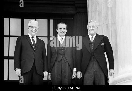 Il presidente degli Stati Uniti Richard Nixon (centro) con il nuovo capo della giustizia Warren E. Burger (destra), Washington, D.C., USA, Marion S. Trikosko, US News & World Report Magazine Collection, 23 giugno 1969 Foto Stock