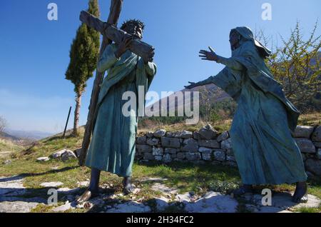 Basilica minore dell'Addolorata - Castelpetroso - il sentiero della Via Matris raffigurante scene religiose Foto Stock