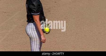 Un giocatore di baseball sta tenendo la palla nel suo guanto in formato immagine stile banner Foto Stock