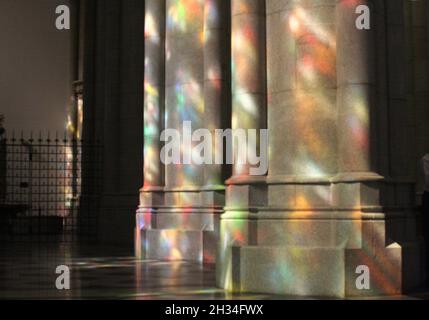 Luce solare rifratto in colori da vetrate in una chiesa, San Paolo, Brasile Foto Stock