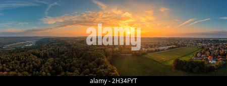 Vista al tramonto sullo splendido paesaggio della baviera meridionale con il monastero di Schaeftlarn. Foto Stock
