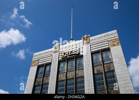 GREENSBORO, NC, Stati Uniti d'America - 7 SET 2021 - Vista verso l'alto del Kress Building su Elm Street, luogo di un'era dei diritti civili sit-in, aspetto orizzontale Foto Stock