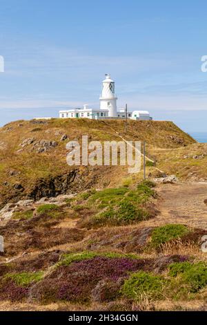 Faro di Strumble Head, eretto nel 1908 e si trova a sud di Fishgaurd Harbour a Pembrokeshire, Galles. Foto Stock