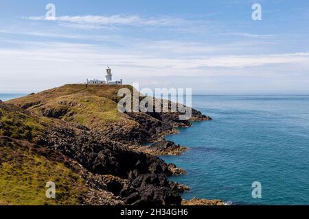 Faro di Strumble Head, eretto nel 1908 e si trova a sud di Fishgaurd Harbour a Pembrokeshire, Galles. Foto Stock