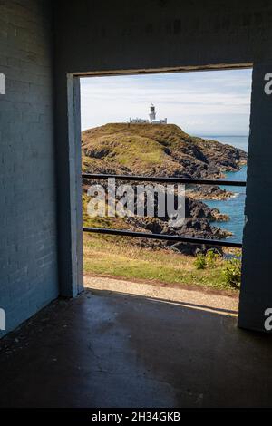 Faro di Strumble Head, eretto nel 1908 e si trova a sud di Fishgaurd Harbour a Pembrokeshire, Galles. Foto Stock