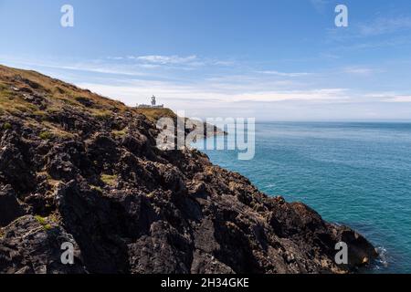 Faro di Strumble Head, eretto nel 1908 e si trova a sud di Fishgaurd Harbour a Pembrokeshire, Galles. Foto Stock