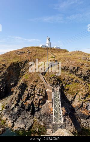 Faro di Strumble Head, eretto nel 1908 e si trova a sud di Fishgaurd Harbour a Pembrokeshire, Galles. Foto Stock