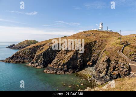 Faro di Strumble Head, eretto nel 1908 e si trova a sud di Fishgaurd Harbour a Pembrokeshire, Galles. Foto Stock