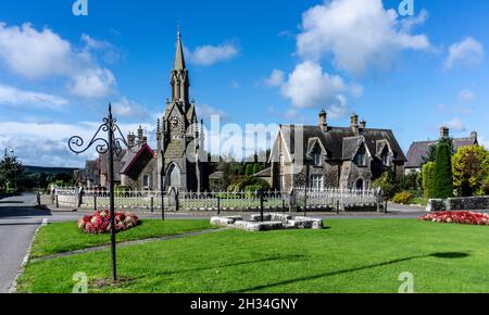 Il villaggio verde in Ardagh villaggio a Longford, Irlanda. Il villaggio è stato costruito dai proprietari allora-la famiglia Fetherston nel 19 ° secolo. Foto Stock