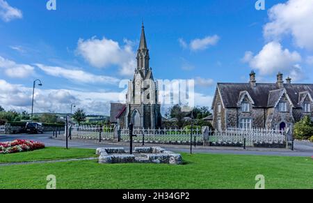 La torre dell'orologio nel centro del villaggio di Ardagh a Longford, Irlanda. Il villaggio è stato costruito dai proprietari-la famiglia Fetherston nel 19 ° secolo Foto Stock