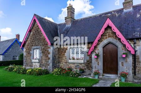 Ardagh villaggio a Longford, Irlanda. Nel 19 ° secolo il piccolo villaggio è stato costruito in stile svizzero dai proprietari allora-la famiglia Fetherston. Foto Stock