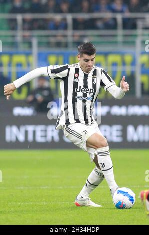 MILANO ITALIA- Ottobre 24 Stadio G Meazza Alvaro Morata in azione durante la Serie a match tra FC Inter e FC Juventus allo Stadio G. Meazza il 24 Ottobre 2021 a Milano. Foto Stock