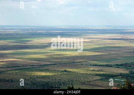 Veduta aerea della pianura della Provincia Autonoma di Vojvodina, in Serbia, vicino al confine rumeno, durante il tempo nuvoloso Foto Stock