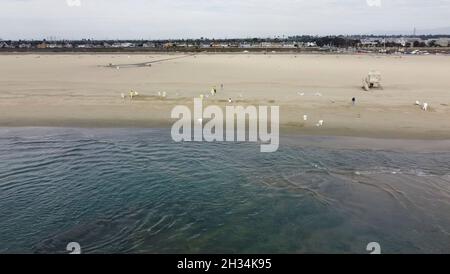 Huntington Beach, Stati Uniti. 04 Ottobre 2021. Gli equipaggi di contenimento di emergenza iniziano a ripulire la spiaggia a seguito di una fuoriuscita di petrolio in mare aperto a San Pedro Bay 4 ottobre 2021 a Huntington Beach, California. Si stima che 144,000 galloni fuoriusciti da un gasdotto al largo della costa della contea di Orange il 1° ottobre. Credito: PO1 Richard Brahm/Stati Uniti Coast Guard/Alamy Live News Foto Stock