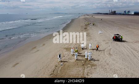 Huntington Beach, Stati Uniti. 04 Ottobre 2021. Gli equipaggi di contenimento di emergenza iniziano a ripulire la spiaggia a seguito di una fuoriuscita di petrolio in mare aperto a San Pedro Bay 4 ottobre 2021 a Huntington Beach, California. Si stima che 144,000 galloni fuoriusciti da un gasdotto al largo della costa della contea di Orange il 1° ottobre. Credito: PO1 Richard Brahm/Stati Uniti Coast Guard/Alamy Live News Foto Stock