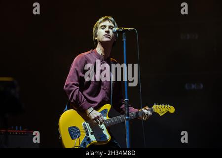 Johnny Marr vive presso il vecchio campo da cricket di trafford il 25 settembre 2021 Foto Stock