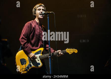 Johnny Marr vive presso il vecchio campo da cricket di trafford il 25 settembre 2021 Foto Stock