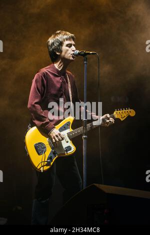 Johnny Marr vive presso il vecchio campo da cricket di trafford il 25 settembre 2021 Foto Stock