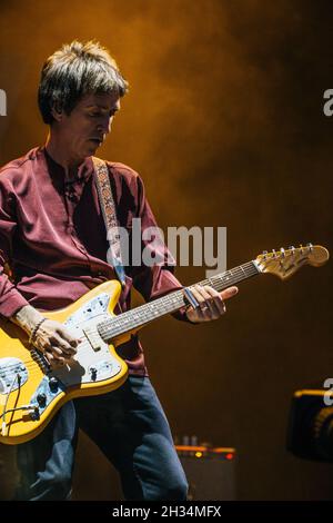 Johnny Marr vive presso il vecchio campo da cricket di trafford il 25 settembre 2021 Foto Stock