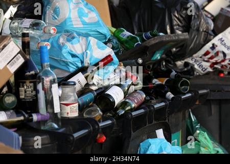 Enormi mucchi di rifiuti si sono accumulati accanto ai bidoni di Brighton, East Sussex, Regno Unito, durante lo sciopero di bin man, quando i sindacati stavano combattendo con il partito Verde. Foto Stock