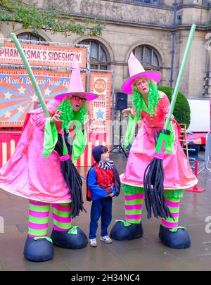 Contributori all'out of this World Festival di Sheffield, con personaggi di Halloween, SciFi e fumetti. Foto Stock