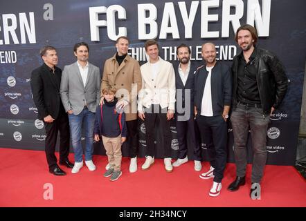 25 ottobre 2021, Baviera, Monaco di Baviera: Prime Video Germania Amministratore Delegato Christoph Schneider,(l-r) Direttore Simon Verhoeven, figlio di prime Video Germania Amministratore Delegato Christoph Schneider, Maximilian, portiere del FC Bayern Manuel Neuer, giocatore del FC Bayern Thomas Müller, produttore Quirin Berg, il regista Nepomuk V. Fischer e il produttore Max Wiedemann si esibiscono alla prima volta del tappeto rosso della serie docu "FC Bayern - Behind the Legend" al cinema ARRI. Foto: Felix Hörhager/dpa - NOTA IMPORTANTE: In conformità con le norme del DFL Deutsche Fußball Liga e/o del DFB Deutscher Fußball Foto Stock