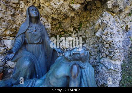 Basilica minore dell'Addolorata - Castelpetroso - il sentiero della Via Matris raffigurante i dolori della Vergine Maria che piange per suo figlio Gesù Cristo Foto Stock