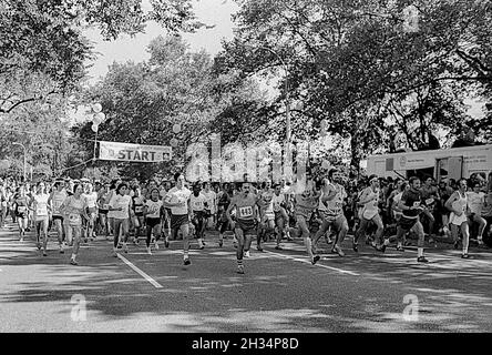 Tom Fleming (USA) vincitore del #509 a destra all'inizio della maratona di New York City 1975 Foto Stock