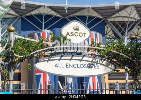 Recinto segno e tribuna, Ascot Racecourse, Ascot High Street, Ascot, Berkshire, Inghilterra, Regno Unito Foto Stock