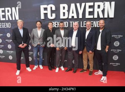 25 ottobre 2021, Baviera, Monaco di Baviera: Ex calciatore nazionale e presidente del consiglio di amministrazione del FC Bayern München AG, Oliver Kahn (l-r) direttore Simon Verhoeven, primo direttore del video tedesco Christoph Schneider, Hasan Salihamidzic, direttore sportivo del FC Bayern, Uli Hoeneß, presidente onorario del FC Bayern, Karl-Heinz Rummenigge, L'ex Presidente del Consiglio di Amministrazione del FC Bayern e il regista Nepomuk V. Fischer si esibiscono alla prima della serie di documentari "FC Bayern - Behind the Legend" al cinema ARRI. Foto: Felix Hörhager/dpa - NOTA IMPORTANTE: In accordo con la regola Foto Stock