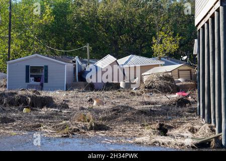 Ironton, Stati Uniti d'America. 24 Settembre 2021. Distrutte case ed edifici sparpagliano la zona dopo l'uragano Ida 24 settembre 2021 a Ironton, Louisiana. Credit: Julie Joseph/FEMA/Alamy Live News Foto Stock