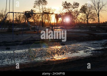 Ironton, Stati Uniti d'America. 24 Settembre 2021. Un parco giochi per bambini distrutto dall’uragano Ida il 24 settembre 2021 a Ironton, Louisiana. Credit: Julie Joseph/FEMA/Alamy Live News Foto Stock