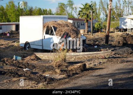 Ironton, Stati Uniti d'America. 24 Settembre 2021. I veicoli coperti con debilis figliano l'area dopo l'uragano Ida 24 settembre 2021 a Ironton, Louisiana. Credit: Julie Joseph/FEMA/Alamy Live News Foto Stock