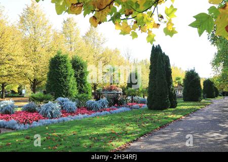 I bellissimi giardini inglesi formali a Regents Park, sotto il sole d'autunno, a Londra, Regno Unito Foto Stock