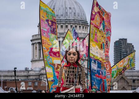 Londra, Regno Unito. 23 ottobre 2021. Little Amal attraversa il Millennium Bridge. Foto Stock