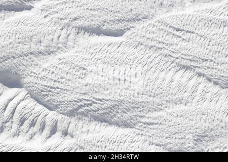 Trama grigia e bianca di Pamukkale calcio travertino in Turchia, modello astratto del primo piano piume. Foto Stock