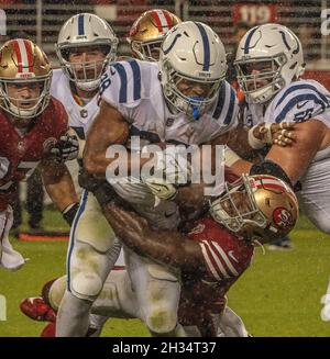 Santa Clara, California, Stati Uniti. 24 ottobre 2021. San Francisco 49ers linebacker Azeez al-Shaair (51) affronta gli Indianapolis Colts che running back Jonathan Taylor (28) domenica 24 ottobre 2021, al Levis Stadium di Santa Clara, California. I Colti sconfissero i 49ers 30-18. (Credit Image: © al Golub/ZUMA Press Wire) Foto Stock