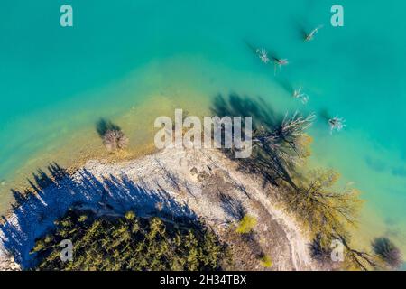 Top Down veduta aerea dell'acqua blu e della riva del serbatoio di Sotonera con Pirenei spagnoli sullo sfondo vicino Huesca, Spagna Foto Stock