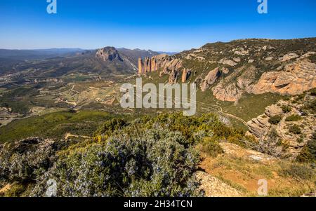 Vista dal Mirador de los buitres su ripide scogliere di Penas de Riglos vicino Huesca, Aragona, Pirenei spagnoli, Spagna Foto Stock