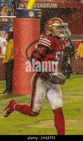 Santa Clara, California, Stati Uniti. 24 ottobre 2021. San Francisco 49ers linebacker Azeez al-Shaair (51) celebra il recupero della palla Domenica, 24 ottobre 2021, al Levis Stadium di Santa Clara, California. I Colti sconfissero i 49ers 30-18. (Credit Image: © al Golub/ZUMA Press Wire) Foto Stock