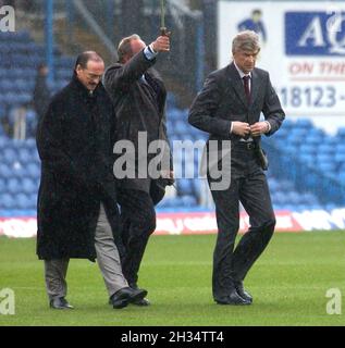 Portsmouth / Arsenal Arsen Wenger apprende che il gioco è spento dopo un'ispezione finale del campo. PIC MIKE WALKER 2006 Foto Stock