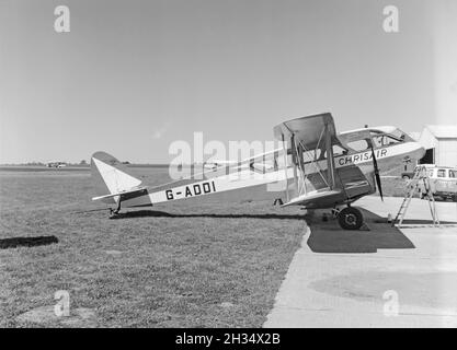 A De Havilland DH.84 Dragon, registrazione G-ADDI, appartenente a Chrisair, in un aeroporto in Inghilterra nel 1970. Foto Stock