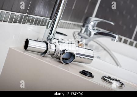 nuovo sifone in metallo e altri lavelli in bagno. Foto Stock