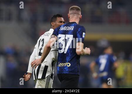 Milano, 24 ottobre 2021. Milano Skriniar del FC Internazionale accusa Alex Sandro della Juventus di aver temuto un infortunio a seguito di uno scontro con Denzel Dumfries del FC Internazionale che fu poi riveduto dal VAR e che la Juventus ottenne una penalità durante la Serie A a a a Giuseppe Meazza, Milano. Il credito d'immagine dovrebbe essere: Jonathan Moscrop / Sportimage Foto Stock