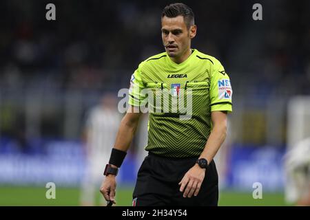 Milano, 24 ottobre 2021. L'arbitro Maurizio Mariani durante la serie A a a Giuseppe Meazza, Milano. Il credito d'immagine dovrebbe essere: Jonathan Moscrop / Sportimage Foto Stock