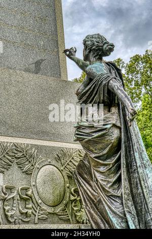 Statua raffigurante Fame sul monumento statale dell'Iowa presso il campo di battaglia dello Shiloh National Military Park in Tennessee. Foto Stock