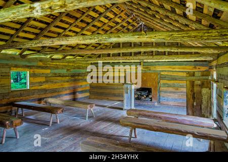 All'interno della replica della chiesa del ceppo di Shiloh sul campo di battaglia del Parco militare Nazionale di Shiloh in Tennessee. Foto Stock