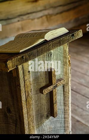 Il pulpito all'interno della replica della chiesa del ceppo di Shiloh sul campo di battaglia del Parco militare Nazionale di Shiloh in Tennessee. Foto Stock