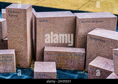 Blocchi di granito che rappresentano le battaglie nel cortile del Corinto Civil War Interpretive Center, parte del Parco Nazionale militare di Shiloh nel Mississippi Foto Stock