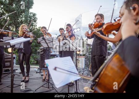 Giocatori di violino che suonano musica strumentale classica sul palco all'aperto Foto Stock